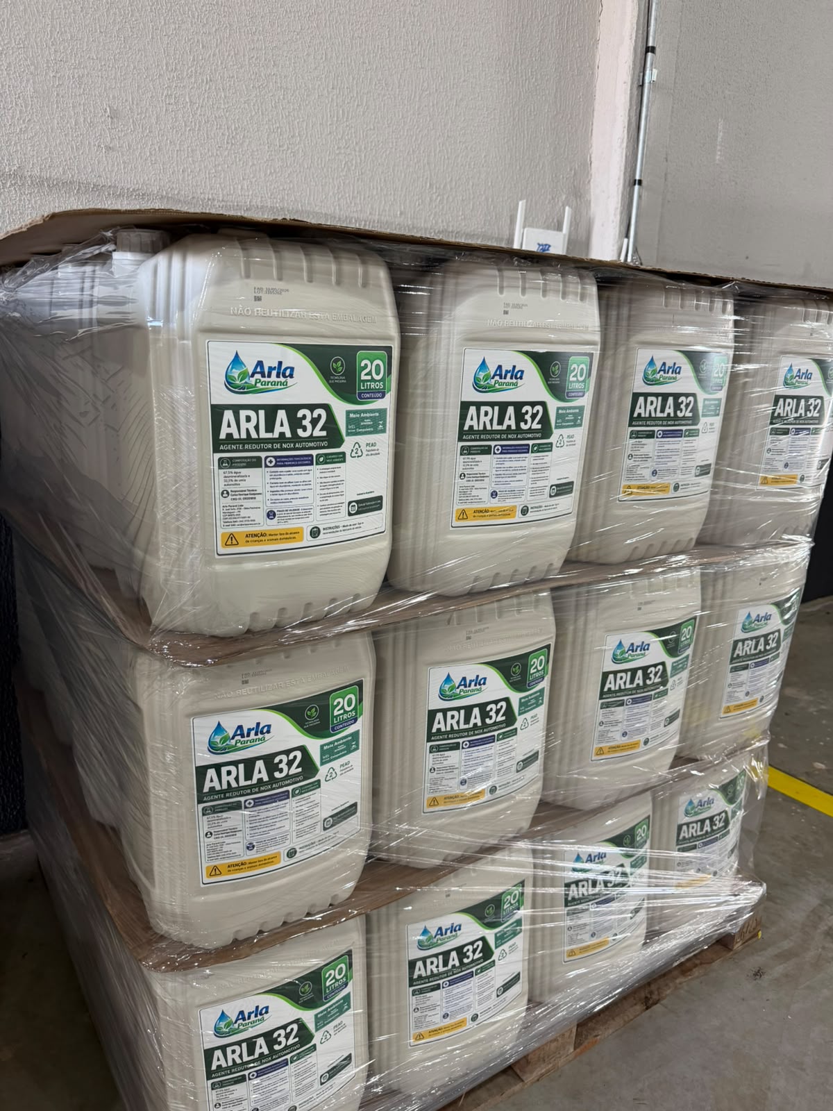 Pallets de bombonas de Arla 32 de 20 litros